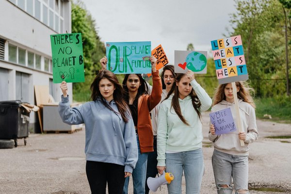 Débat sur la Discrimination Positive : Avantages et Inconvénients Examinés